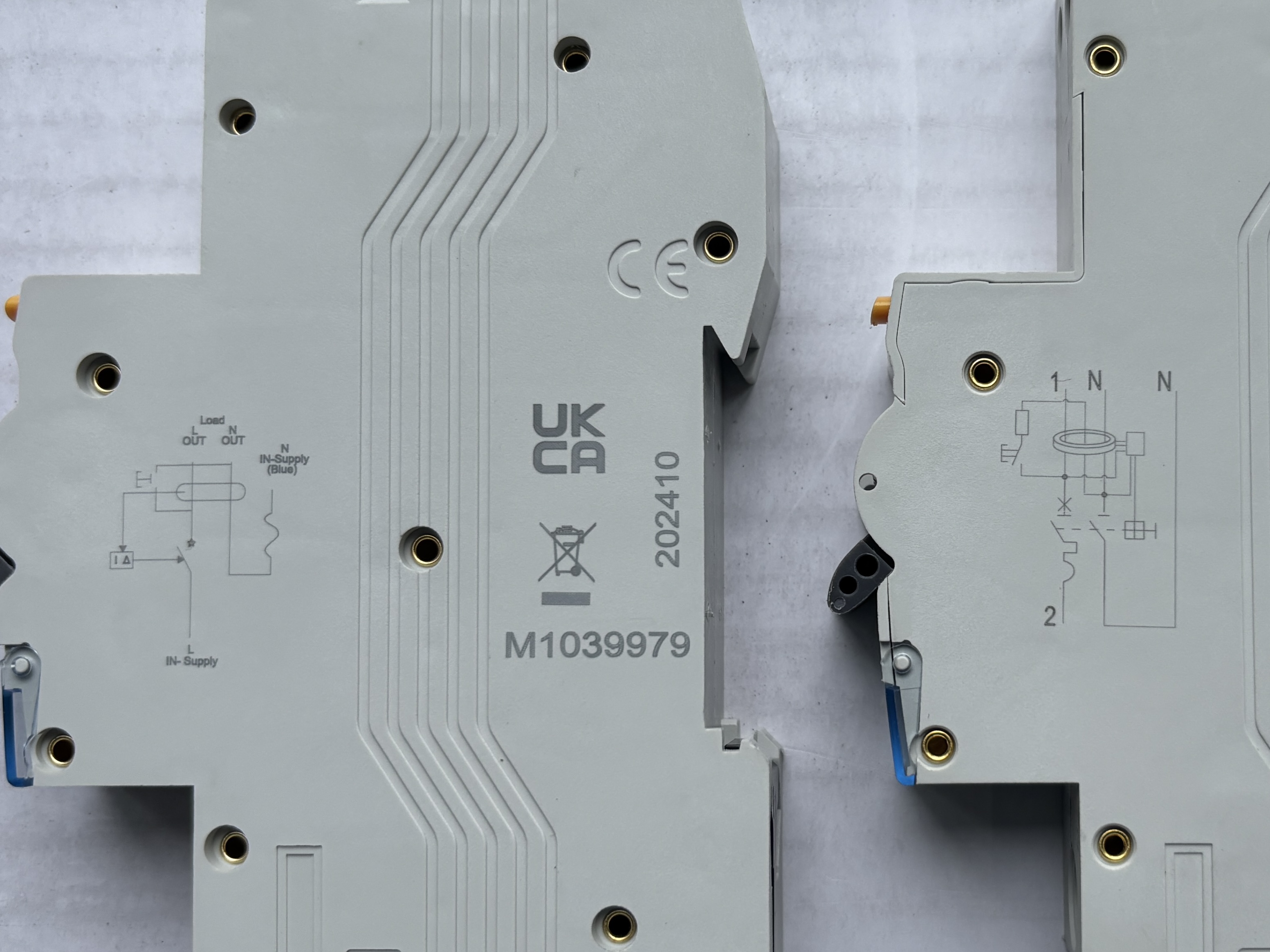 Side view comparison of a unidirectional RCBO on the left and a bidirectional RCBO on the right showing the side diagrams